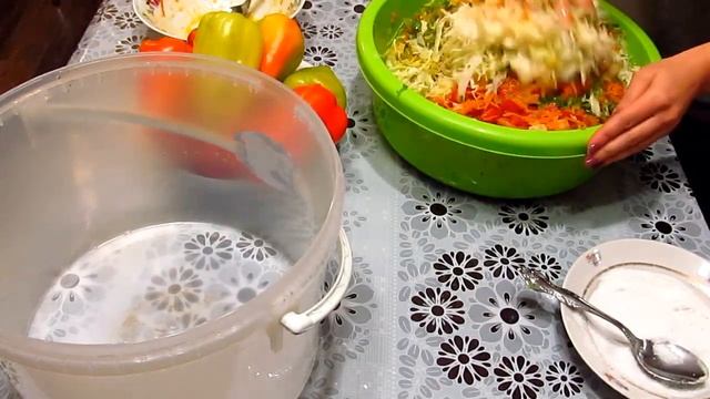 Оригинальный рецепт болгарского перца,фаршированного капустой и поджаркой для засолки. смотреть онлайн