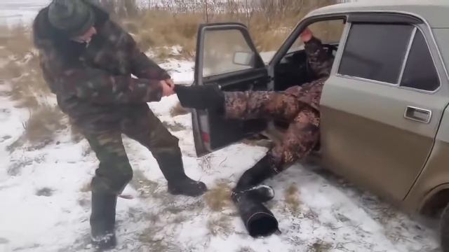 Рыбак провалился под лед! Чуть не утонул! Васян измерил глубину! РЖИ.