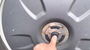 Как снимать и одевать колпаки на дисках грузовика.