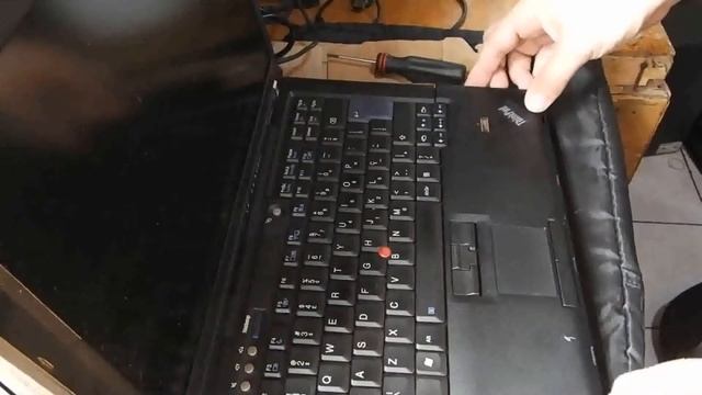 Tirando a Tampa para Upgrade de Memória Lenovo Thinkpad T61 смотреть онлайн