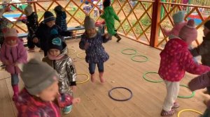 Подвижная игра "Птички в гнездах"