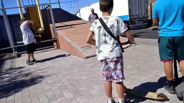 Охранники не дают катать. Катка с жестким самокатером. #самокат #катайсдушой #жесть #стрит #scoot смотреть онлайн