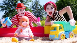 Смешные видео - Беби Бон Эмили и Мимы делят песочницу! Игры в песочнице для малышей с Baby Born