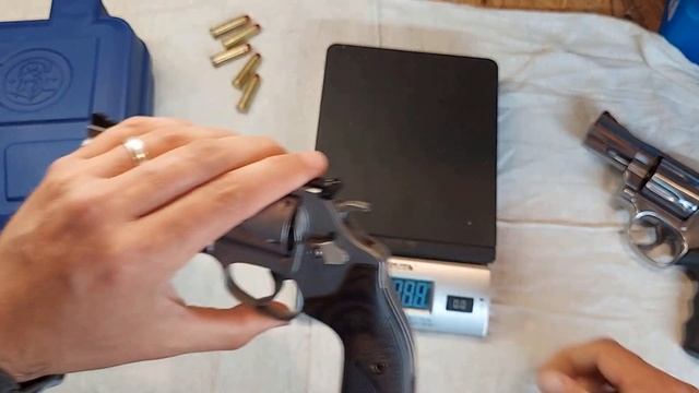 Smith & Wesson 686 Plus... When 2.5" is Just Enough! смотреть онлайн