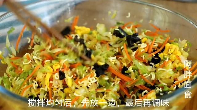 包菜里加4个鸡蛋，不用炒不用炸，简单一做，出锅和肉一样香！【阿胖面食】 смотреть онлайн