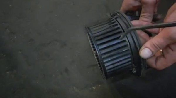 VW-TIGUAN-КАК СНЯТЬ МОТОРЧИК ПЕЧКИ И ЕЩЕ...