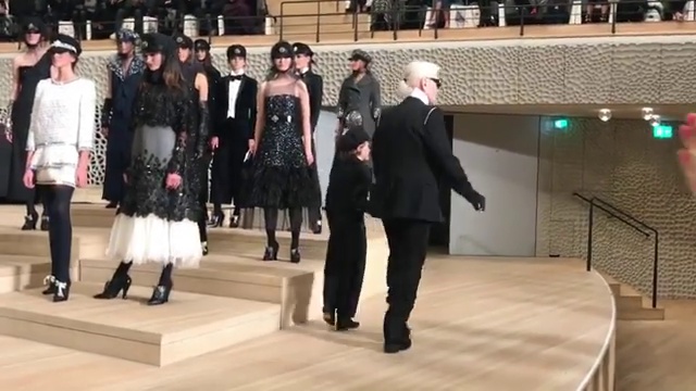 Кристен на показе Chanel в Гамбурге 2 смотреть онлайн