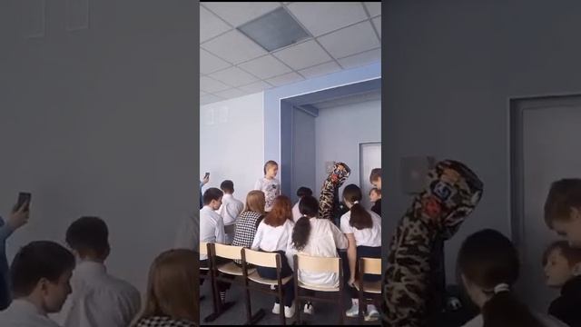 наш клас любит учительницу по литре и русскому смотреть онлайн