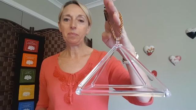 How To Play A Crystal Pyramid смотреть онлайн
