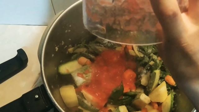 КАК ПОЛЬЗОВАТЬСЯ СКОРОВАРКОЙ FISSLER. ГОТОВИМ СТРУЧКОВУЮ ФАСОЛЬ ПО-ГРЕЧЕСКИ смотреть онлайн