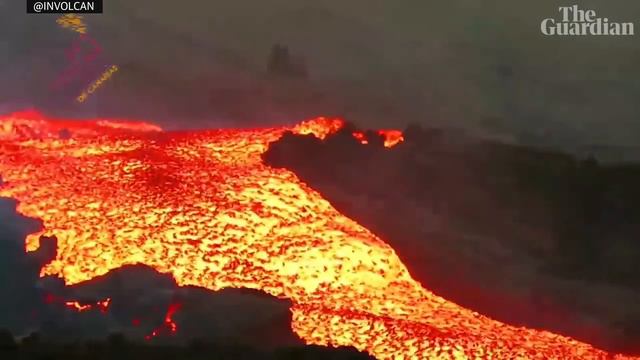 Fast-flowing river of lava pours from La Palma volcano in Canary Islands смотреть онлайн