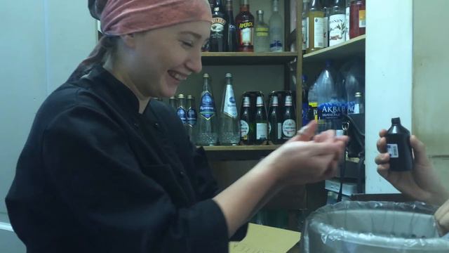 Светланка порезалась, после чего делали перевязку) смотреть онлайн