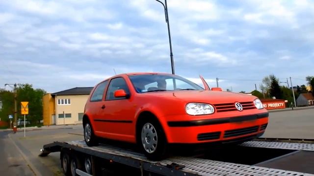 Pożegnanie Volkswagena Golfa IV - transport na lawecie do Prywatnego Muzeum VW w Pępowie. смотреть онлайн