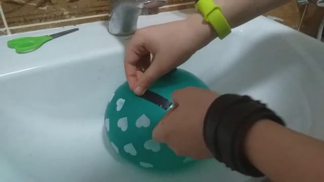 Опыт с надувным шариком с водой|Бесконечная струя смотреть онлайн