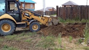 CAT 428f Захват грунта передним ковшом с «челюстями»