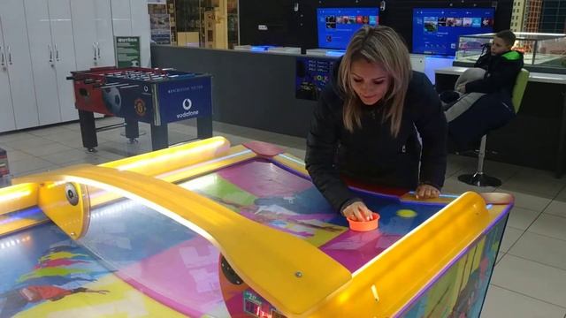 Air hockey Mom vs Son! Аэрохоккей Мама против Сына! BEST GAMES смотреть онлайн