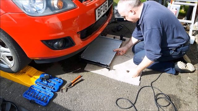 Ford Fiesta Radiator Replacement | Fiesta Radiator Removal - 02-08 смотреть онлайн
