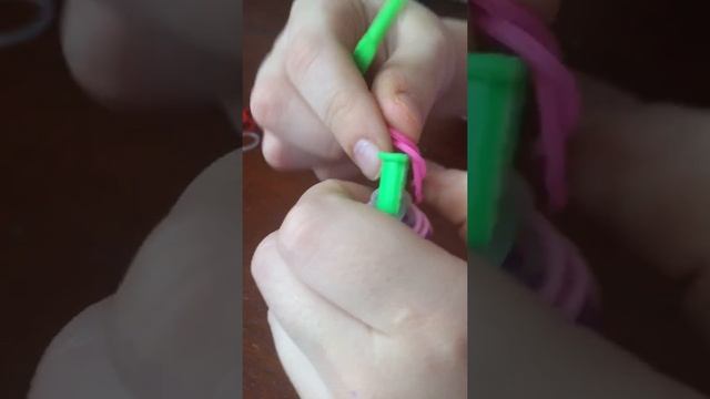 Пёрышко из резиночек смотреть онлайн