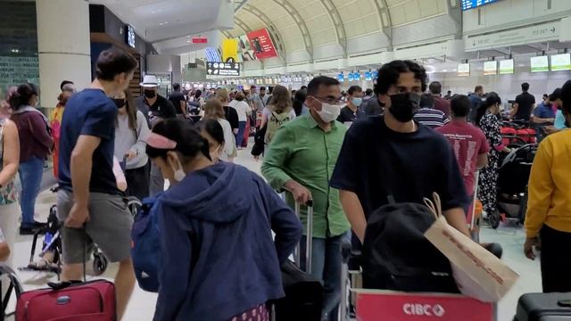 Extremely Busy Time at Toronto Pearson International Airport смотреть онлайн