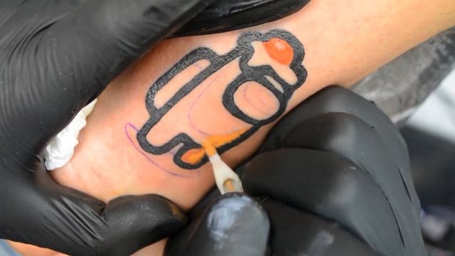 Neo Traditional Tattoo - Time Lapse // Among us Tattoo ( How to tattoo bold lines ) close up смотреть онлайн
