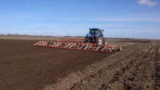 Трактор #NewHolland_T8.390 с культиватором WIL-RICH 13м. смотреть онлайн