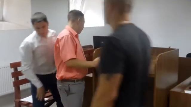 Суд чуть не закончился дракой!!! смотреть онлайн