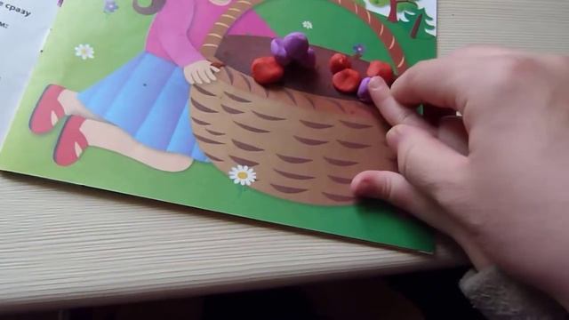 первое занятие Наума по лепке(1год и 1 мес) смотреть онлайн