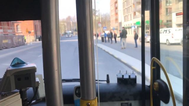 Общественный транспорт в утренние часы в пригороде Стокгольма, окрестности и парк смотреть онлайн