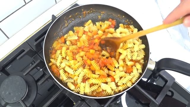 Я чуть ТАРЕЛКУ не проглотил, честное слово! МАКАРОНЫ с сосисками ГОТОВЛЮ только так! смотреть онлайн