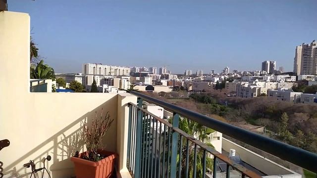 Вид на город с балкона/ City view from the balcony смотреть онлайн