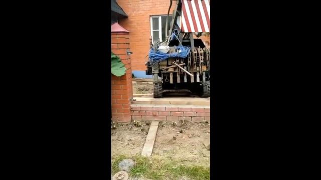Заезд малогабаритной буровой установки через забор на участок смотреть онлайн