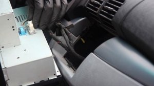 Как снять и установить магнитофон BMW X5 E53. Точка подключения AUX кабеля BMW X5 E53