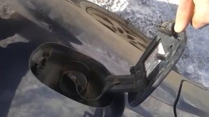 Видео: Как открыть крышку и лючок бензобака в Mitsubishi Outlander XL?