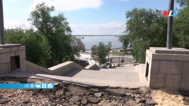 В Волгограде устанавливают фонари вдоль лестницы на улице Ковентри смотреть онлайн