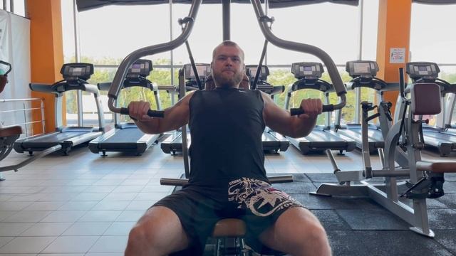 Жим в тренажере на верх груди. Техника выполнения смотреть онлайн