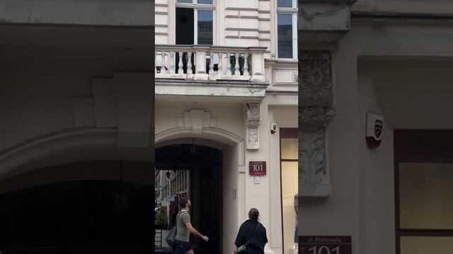 Хороший мальчик играет с людьми смотреть онлайн