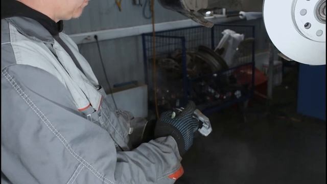 Замена передних тормозных колодок и дисков Volkswagen Caddy 3 смотреть онлайн