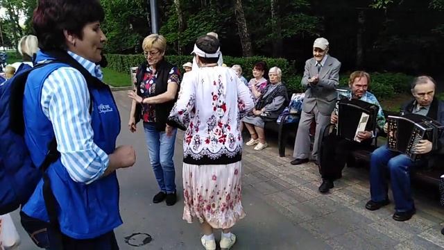 Парк Кузьминки танцы и песни под гармонь 01.06.2019 смотреть онлайн
