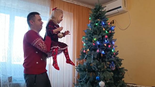 Украшаем елку всей семьей. Скоро Новый год! смотреть онлайн