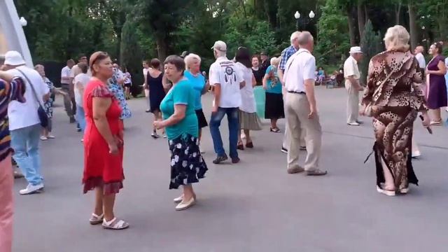 А ЛЕТО ЦВЕТА НЕБА! ТАНЦЫ В ПАРКЕ ГОРЬКОГО ХАРЬКОВ 2021 смотреть онлайн