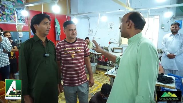 Very funny video Goga Pasroori and Saleem Albela at a sports equipment factory in Sialkot смотреть онлайн