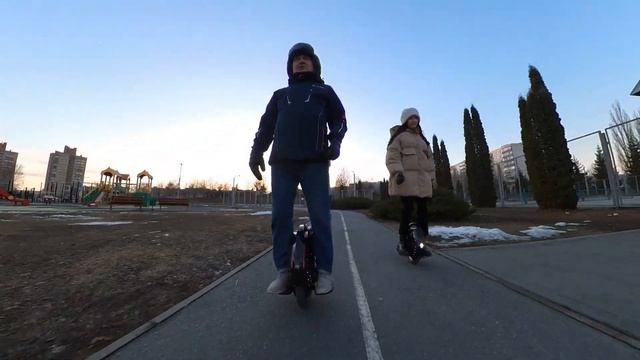 Pair skating on the sports town. смотреть онлайн