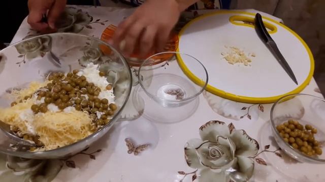 Салат Курочка Ряба. Быстрый и аппетитный салат на скорую руку! смотреть онлайн