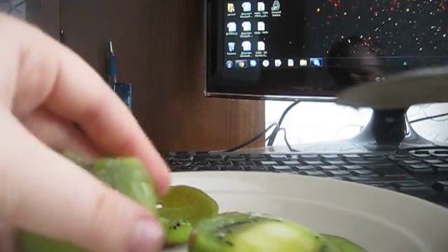 Как быстро почистить Киви??? смотреть онлайн