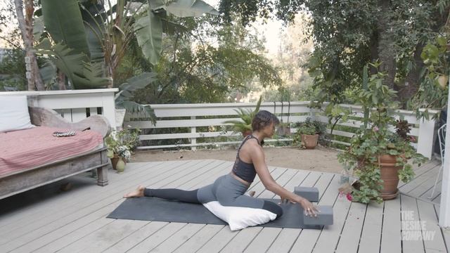 How-To Do Single Leg Pigeon Pose | Ivorie Jenkins смотреть онлайн