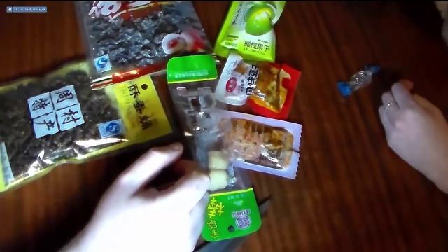 ШОК я ем таракана Жук вонючка ЛИЧИНКИ ШЕЛКОПРЯДА тест еды из Китая смотреть онлайн