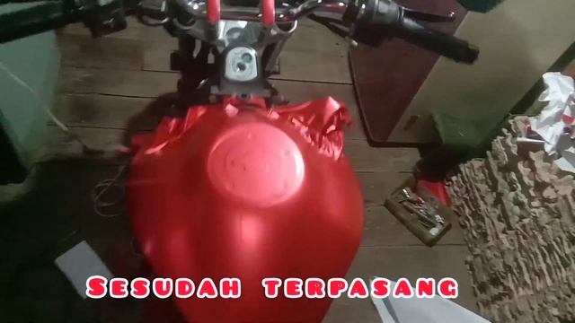 pemasangan stiker merah metalik di tangki vixsion 2015 tanpa sambungan stiker смотреть онлайн
