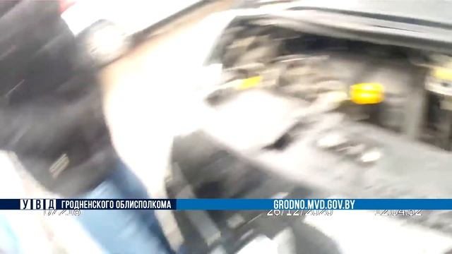 Сотрудники ГАИ оказали помощь водителю, в автомобиле которого сел аккумулятор смотреть онлайн