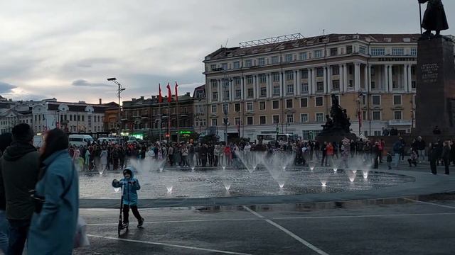 Сухой фонтан на площади Владивостока/запуск в мае смотреть онлайн