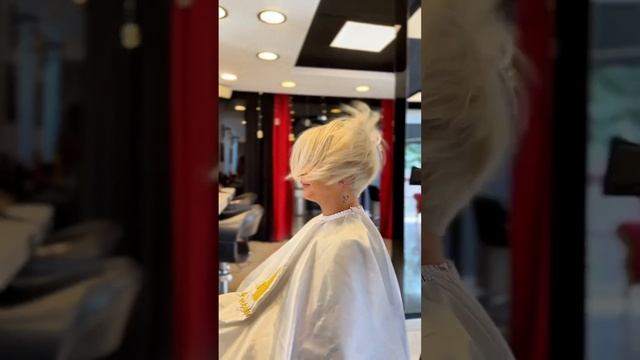 Пикси-боб -Шикарная Стрижка для женщин за 50/Pixie Bob -A chic haircut for women over 50 смотреть онлайн